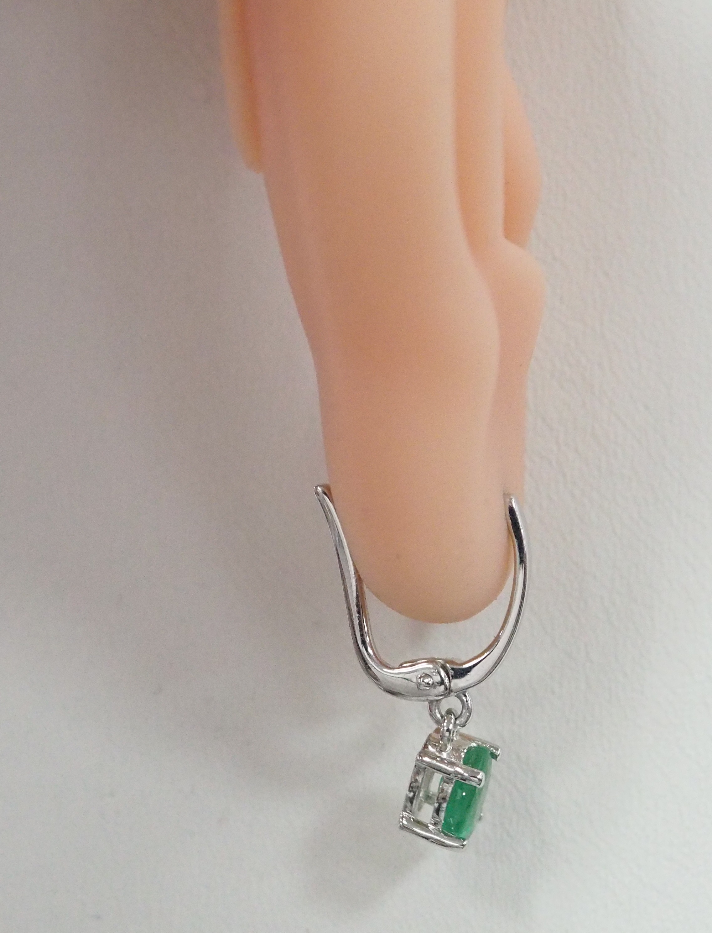 Серебряные серьги с изумрудами